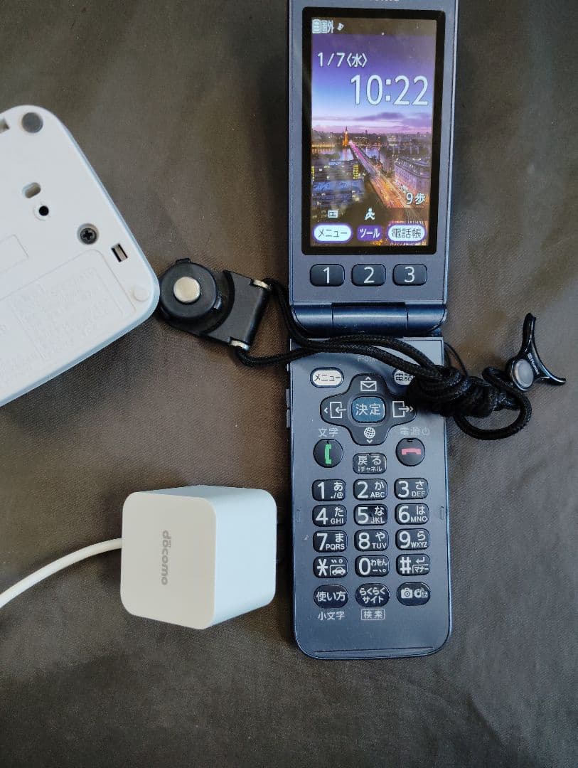 docomo ドコモ F-01M ネイビー 折りたたみ式携帯電話　卓上充電器付き