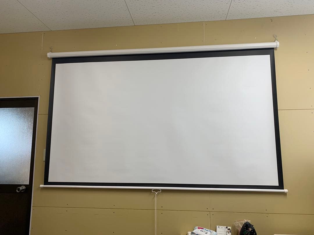 プロジェクタースクリーン、吊り下げ式84インチ16:9中古