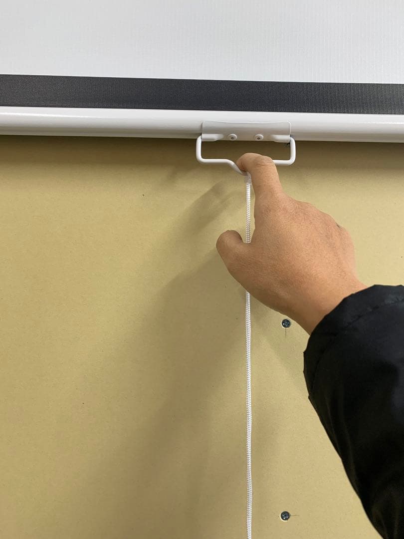 プロジェクタースクリーン、吊り下げ式84インチ16:9中古