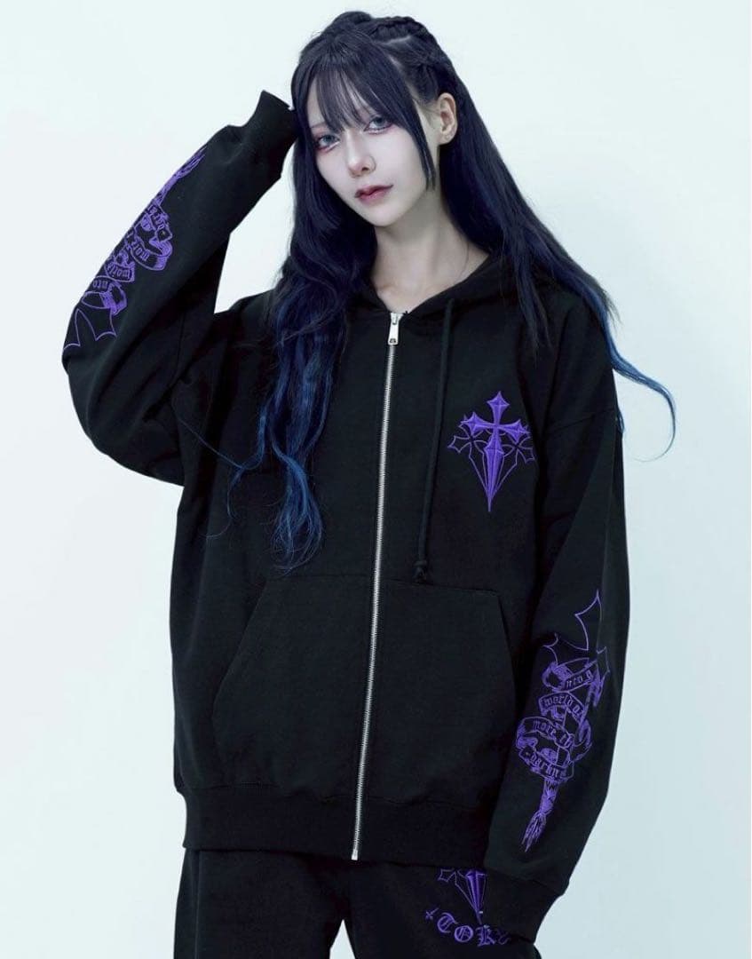 REFLEM【レフレム】クロス刺繍ジップアップパーカー 新品未使用タグ付き