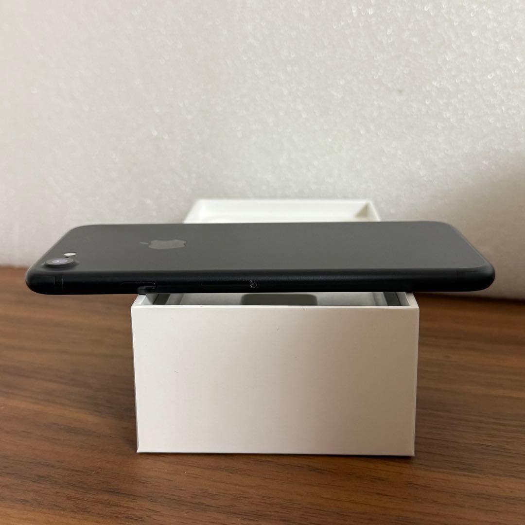 iPhone 7 本体 128GB SIMフリー　Lightningケーブル付き