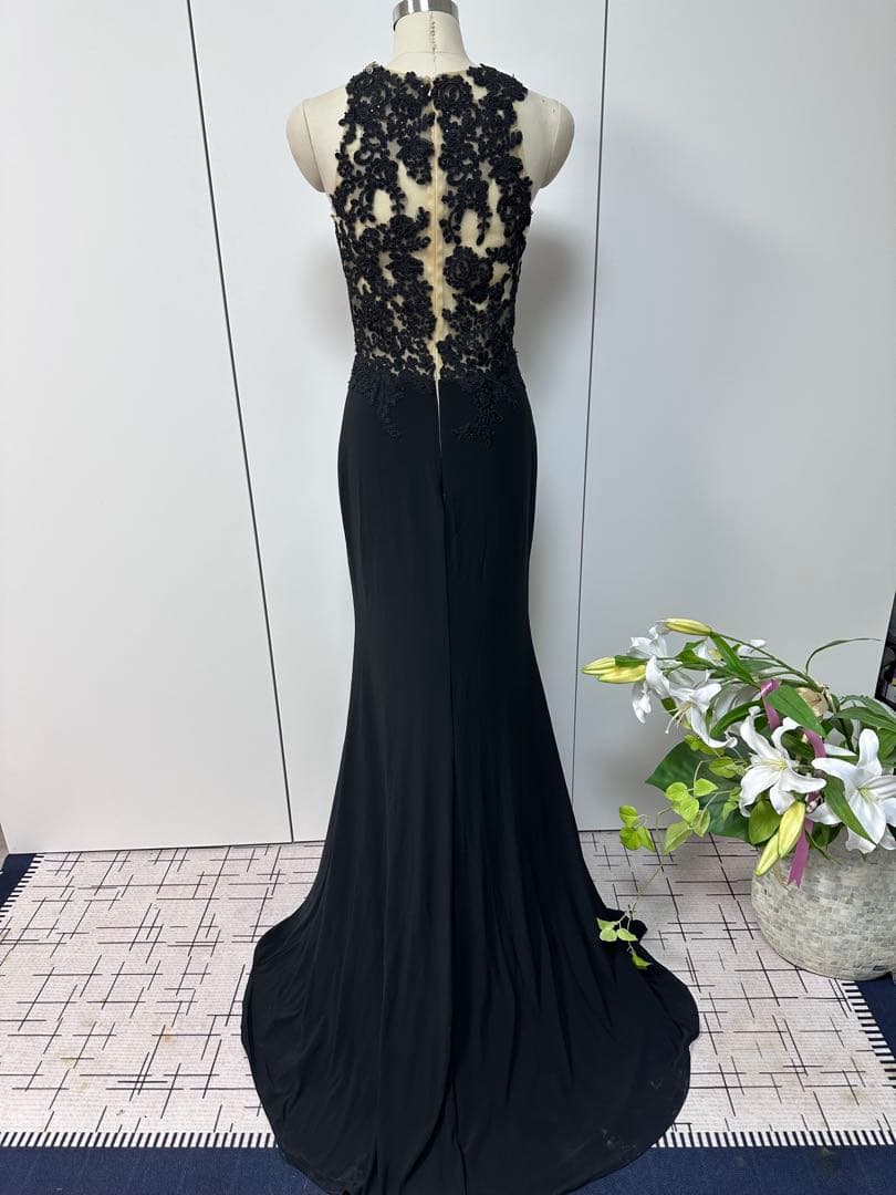 黒のレース装飾フィット＆フレアドレス