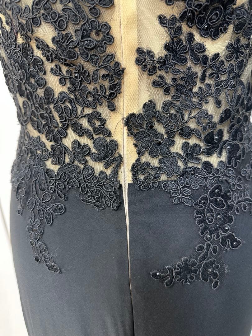 黒のレース装飾フィット＆フレアドレス