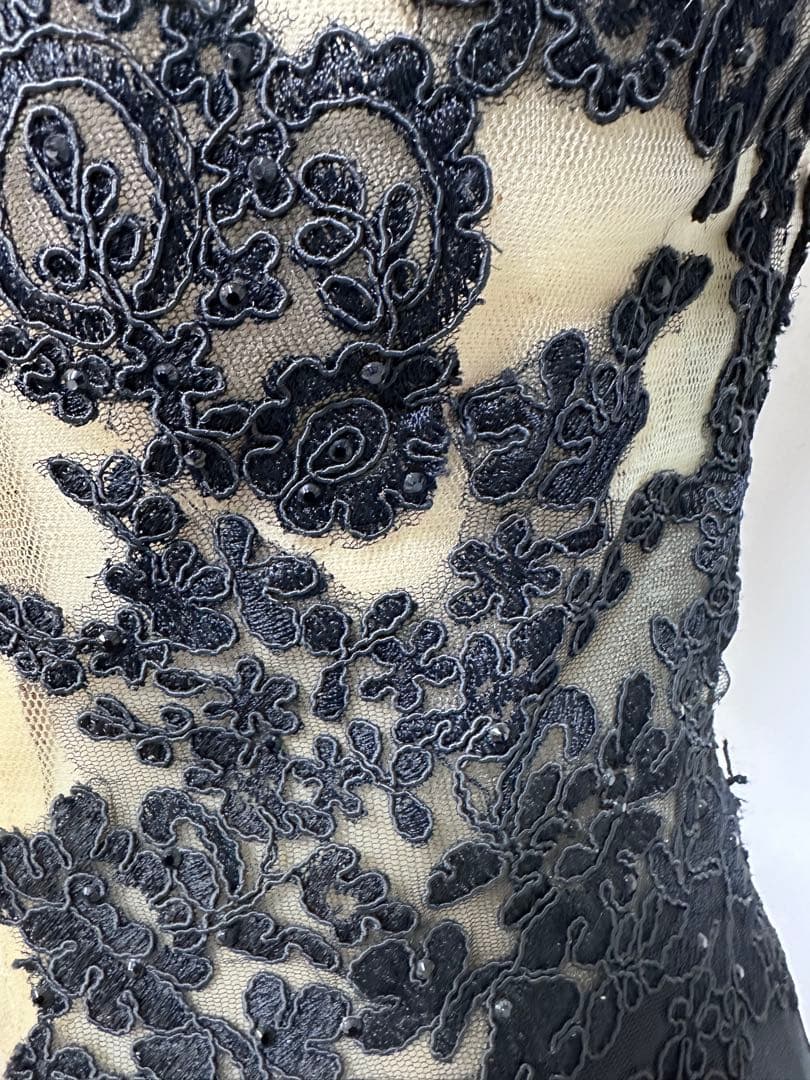 黒のレース装飾フィット＆フレアドレス