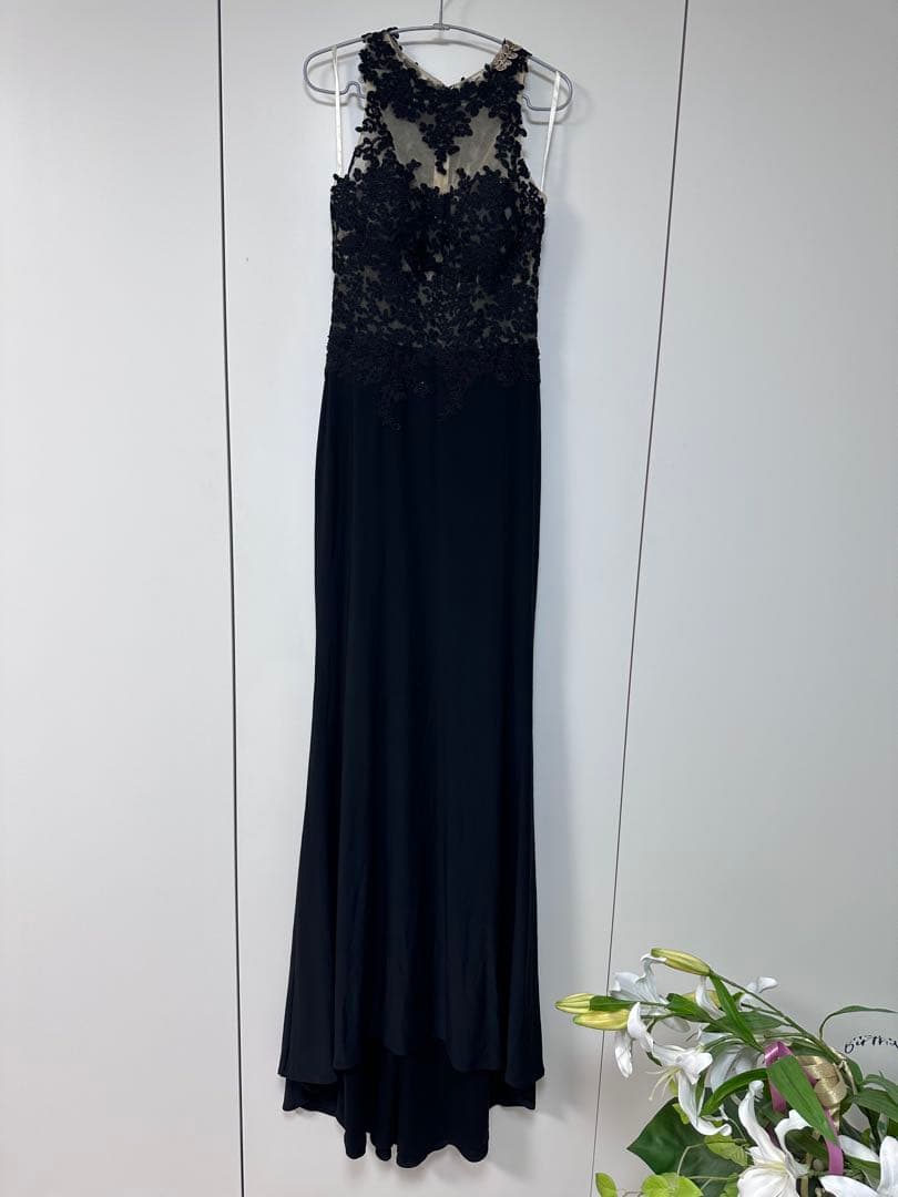 黒のレース装飾フィット＆フレアドレス