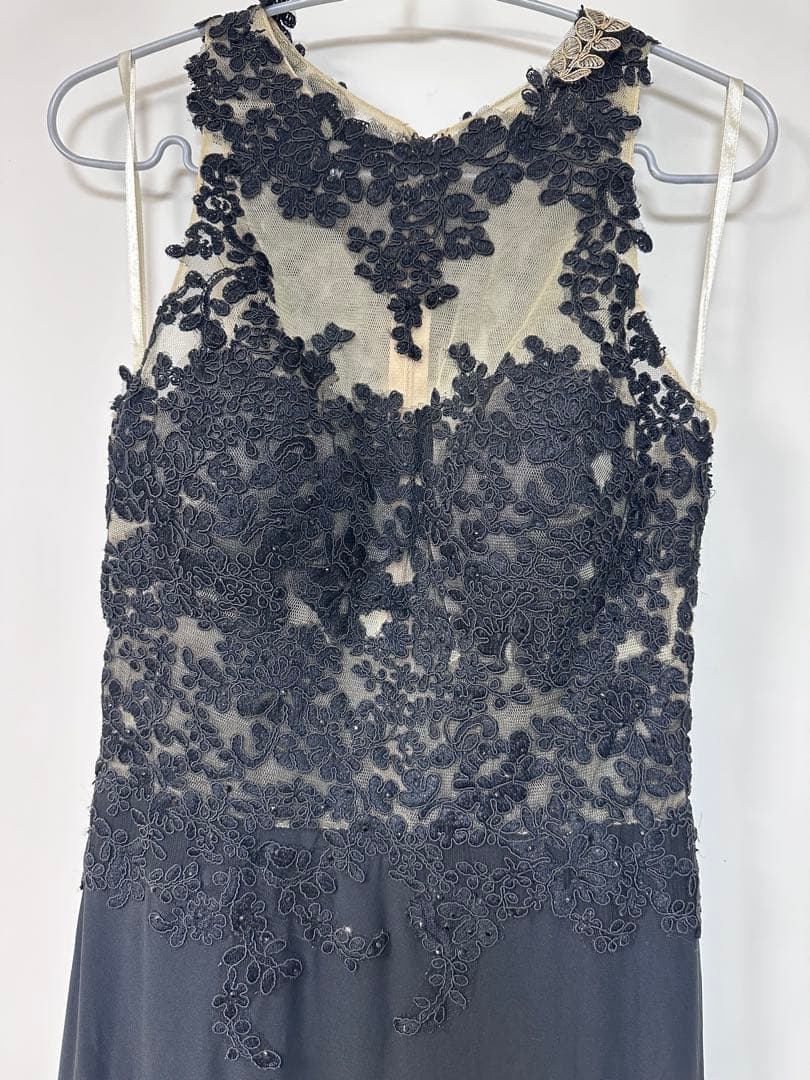 黒のレース装飾フィット＆フレアドレス