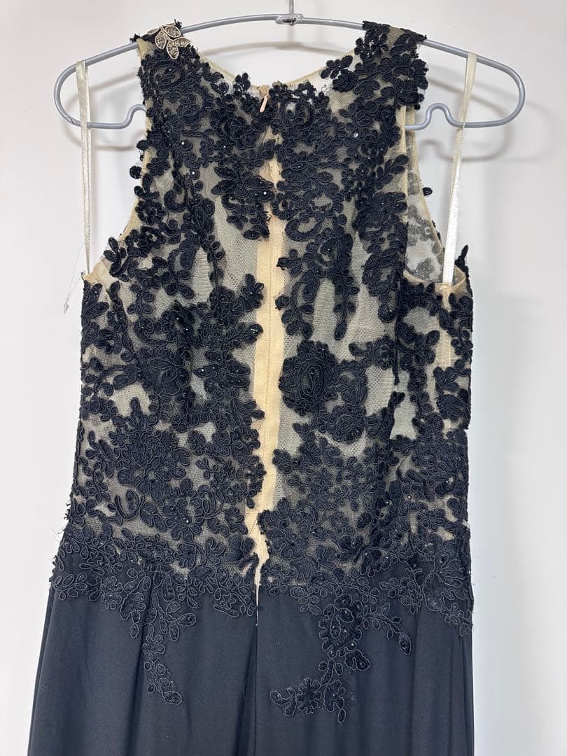 黒のレース装飾フィット＆フレアドレス