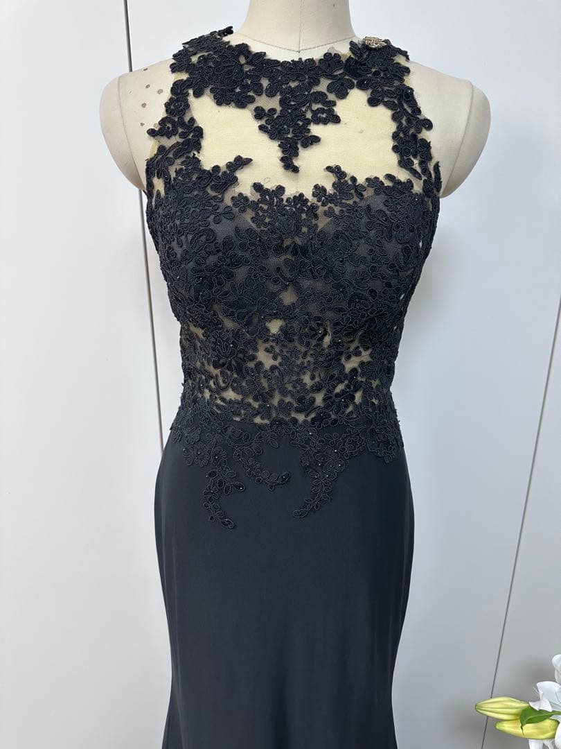 黒のレース装飾フィット＆フレアドレス