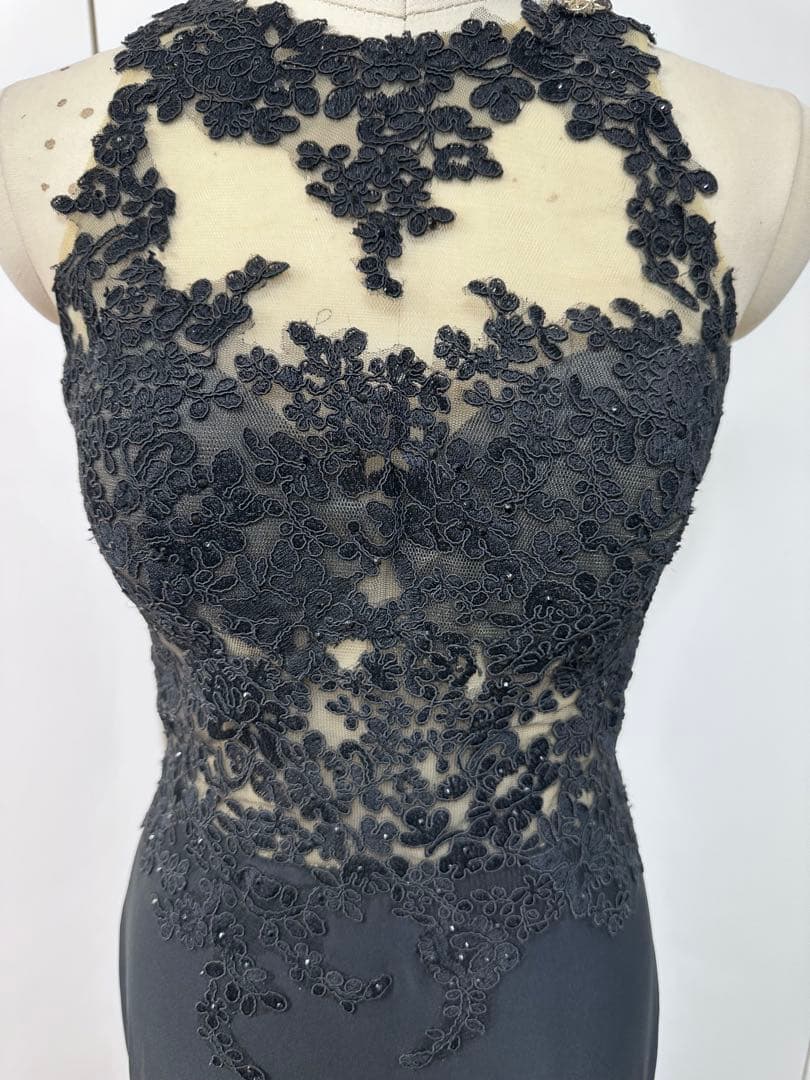 黒のレース装飾フィット＆フレアドレス