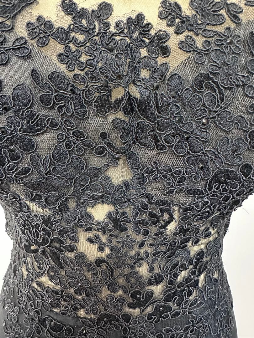 黒のレース装飾フィット＆フレアドレス