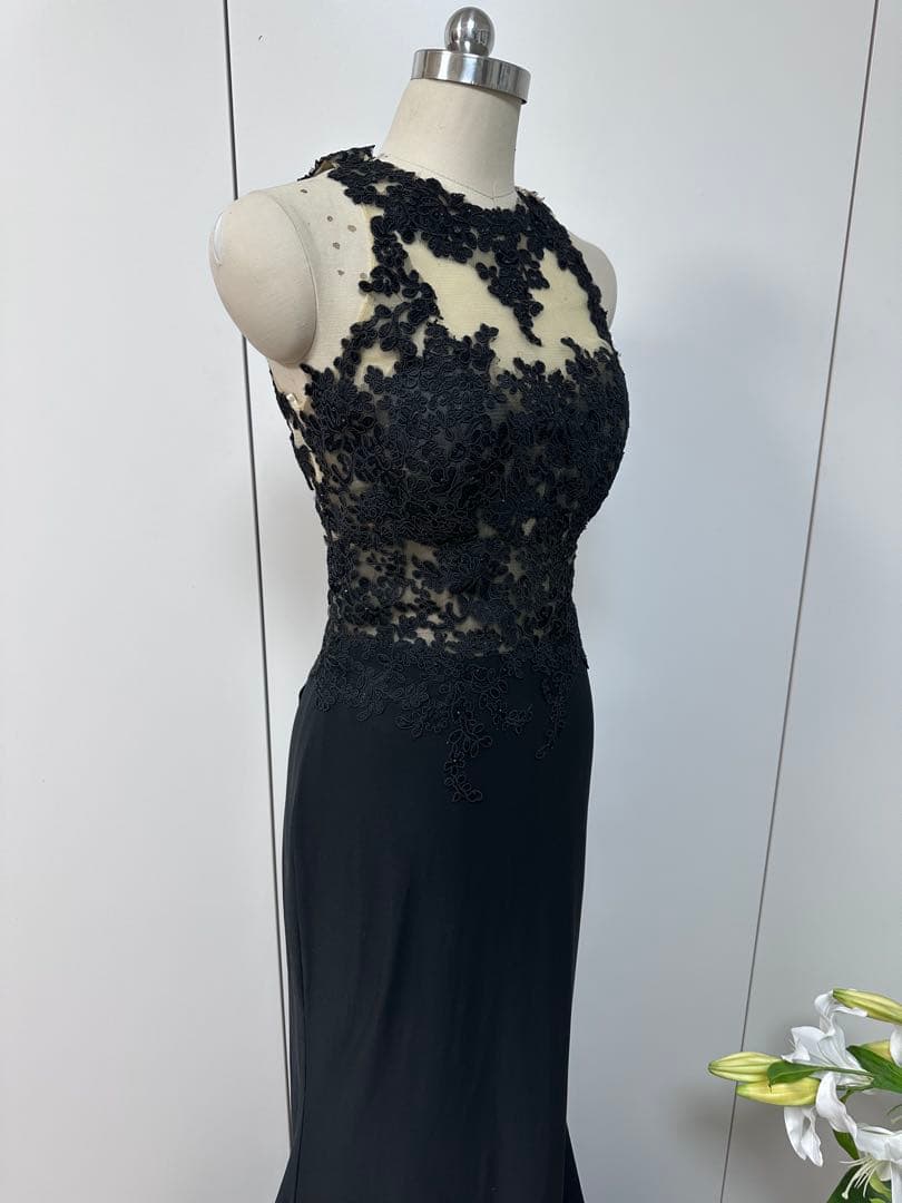 黒のレース装飾フィット＆フレアドレス