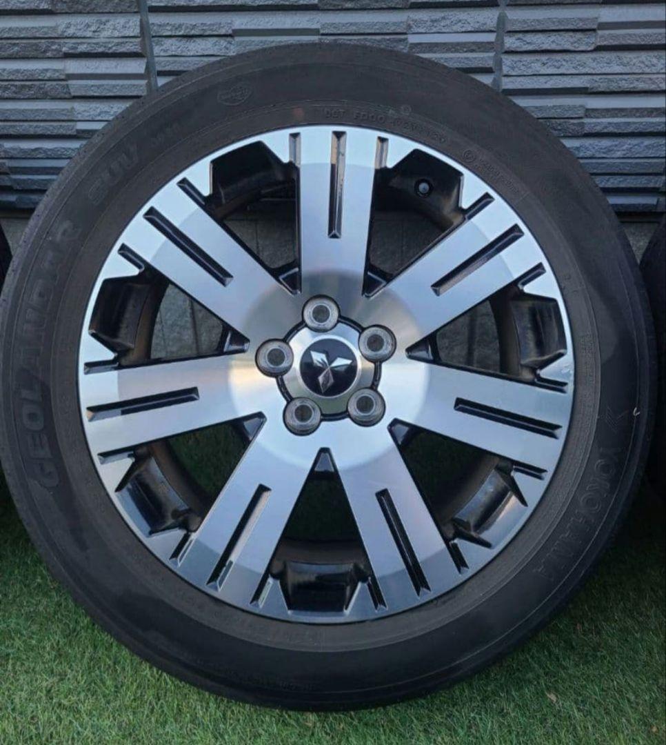 デリカ　D5　純正タイヤホイールセット　4本　ナット付き