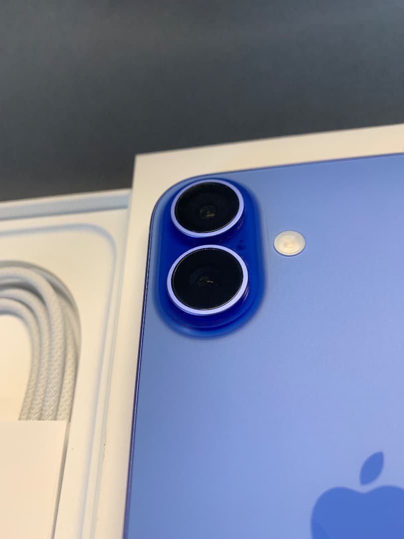 超美品　国内版　SIMフリー　iPhone16　 128GB ブルー色