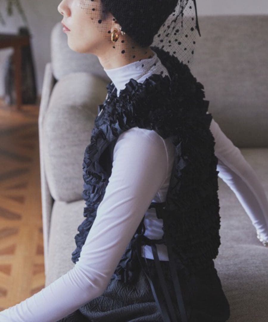 【本日限定価格】PERNA スクエアフリルベスト