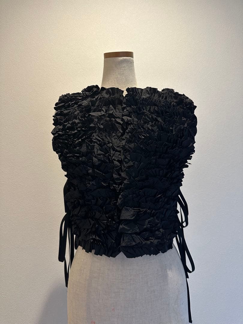 【本日限定価格】PERNA スクエアフリルベスト