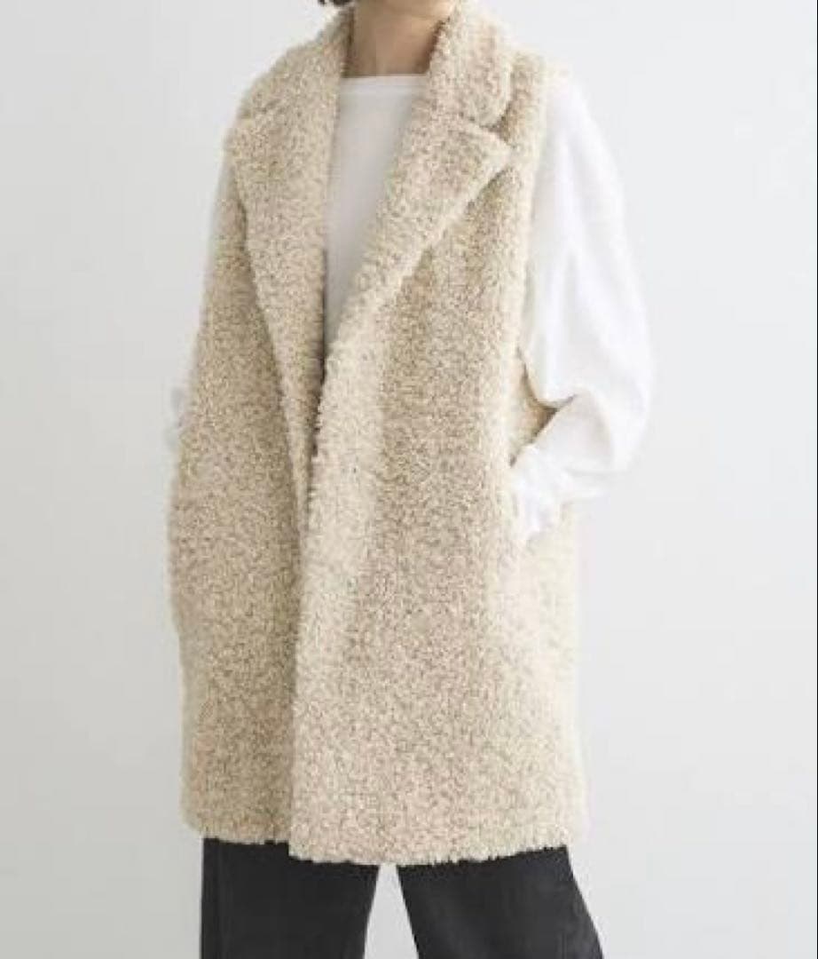 three dotsスリードッツプードルボア ベスト　アイボリー　新品紙タグ付き