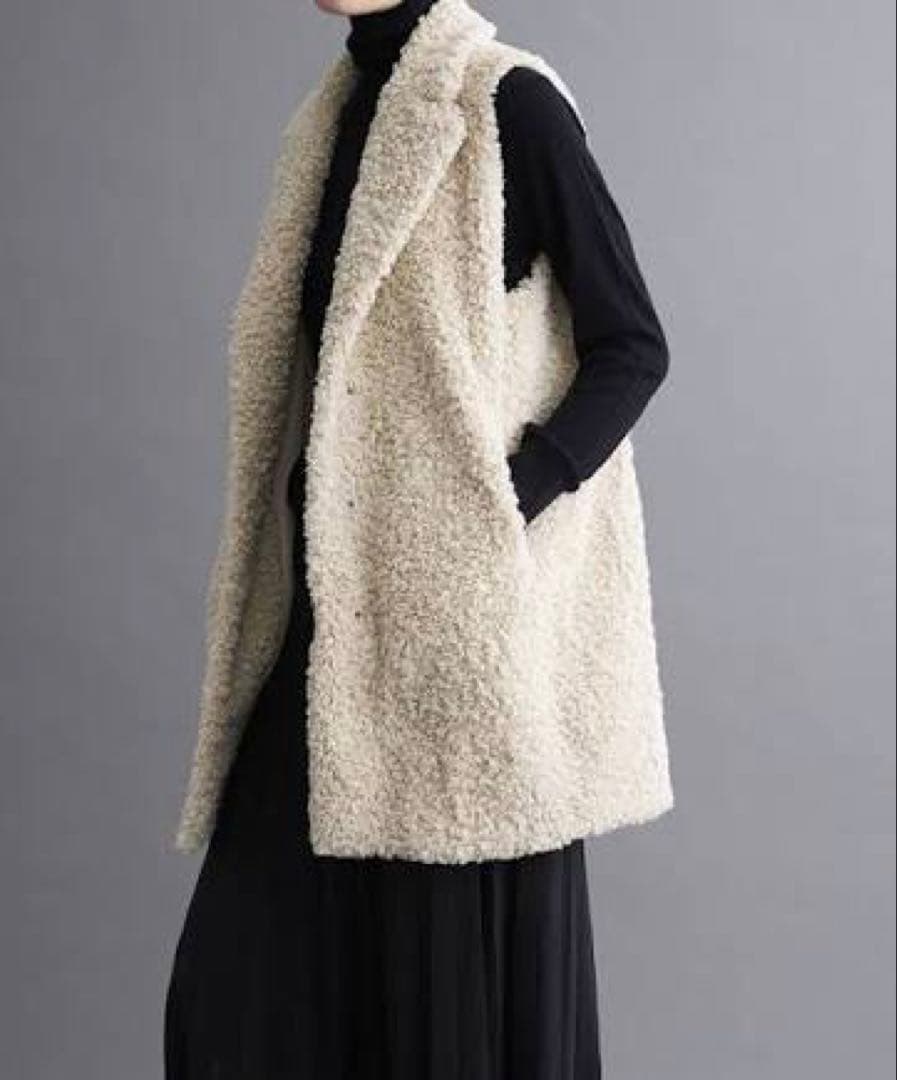 three dotsスリードッツプードルボア ベスト　アイボリー　新品紙タグ付き