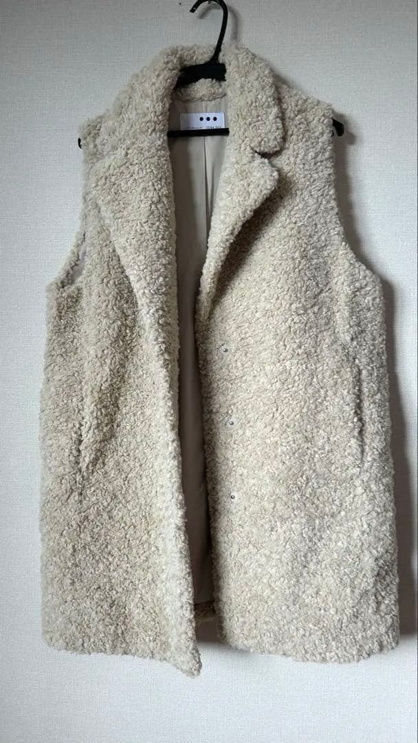 three dotsスリードッツプードルボア ベスト　アイボリー　新品紙タグ付き