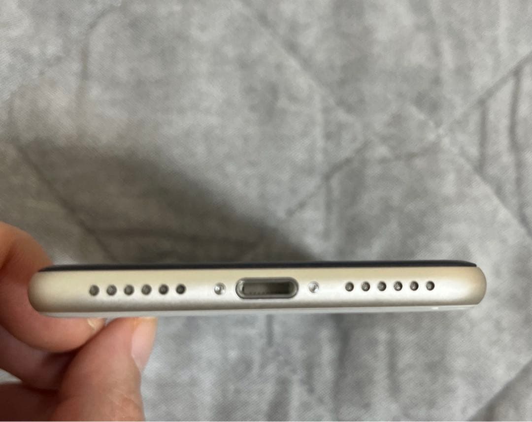 iPhoneSE 第3世代 スターライト 64GB 本体【ほぼ未使用品】