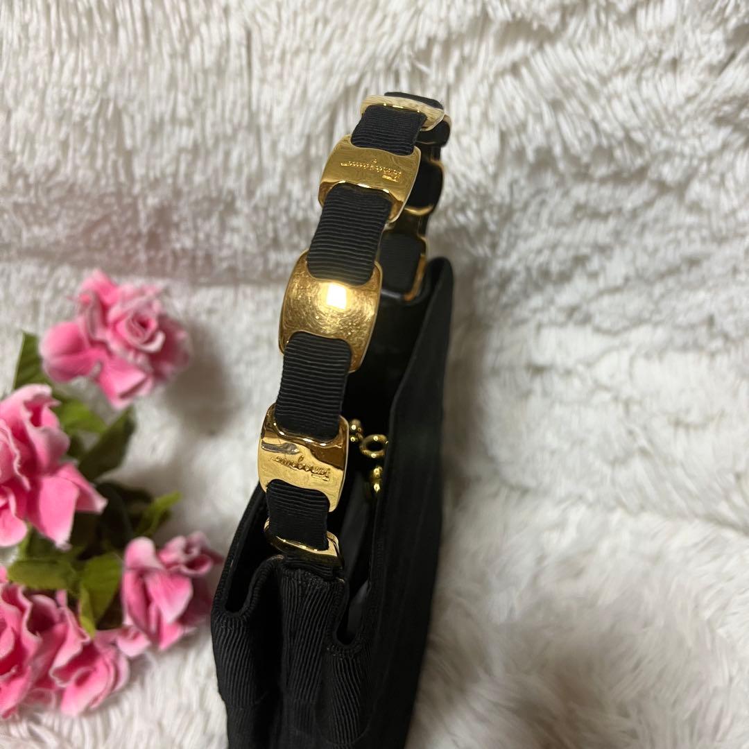 サルヴァトーレフェラガモ　ハンドバッグ　パーティーバッグ　ブラック×ゴールド