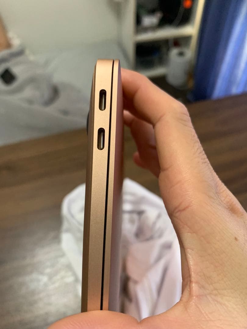 MacBook本体 Apple MacBook Air (M1, 8GB, 256GB)