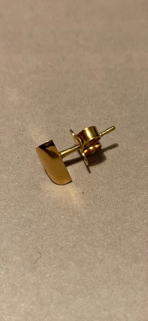 LOUIS VUITTON エッセンシャルVピアス〈片耳のみ〉 ゴールド