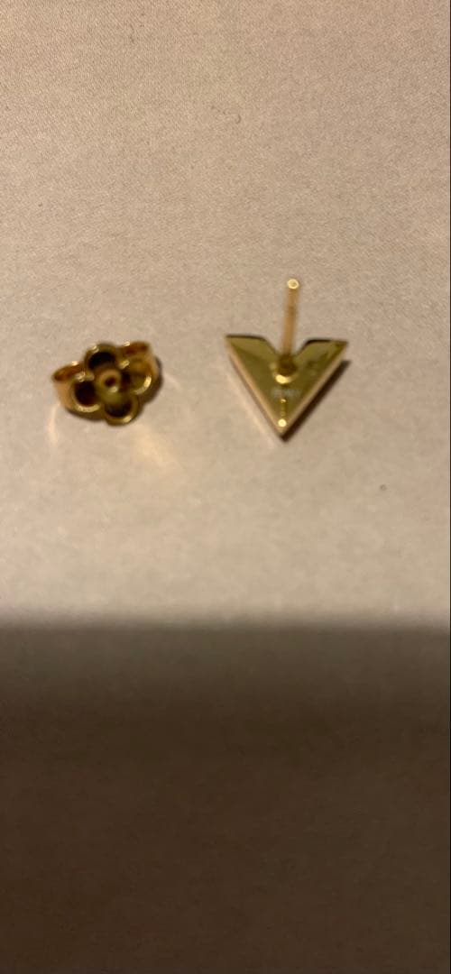 LOUIS VUITTON エッセンシャルVピアス〈片耳のみ〉 ゴールド