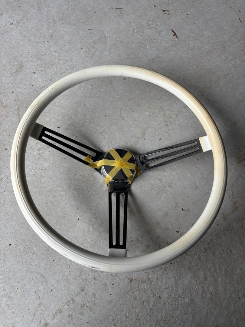 期間限定値下げ！ムーンアイズ　ステアリング　ホワイト