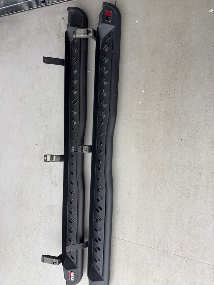 掲載期間12月6日まで！ハイラックス GR サイドステップ ブラック 2個セット