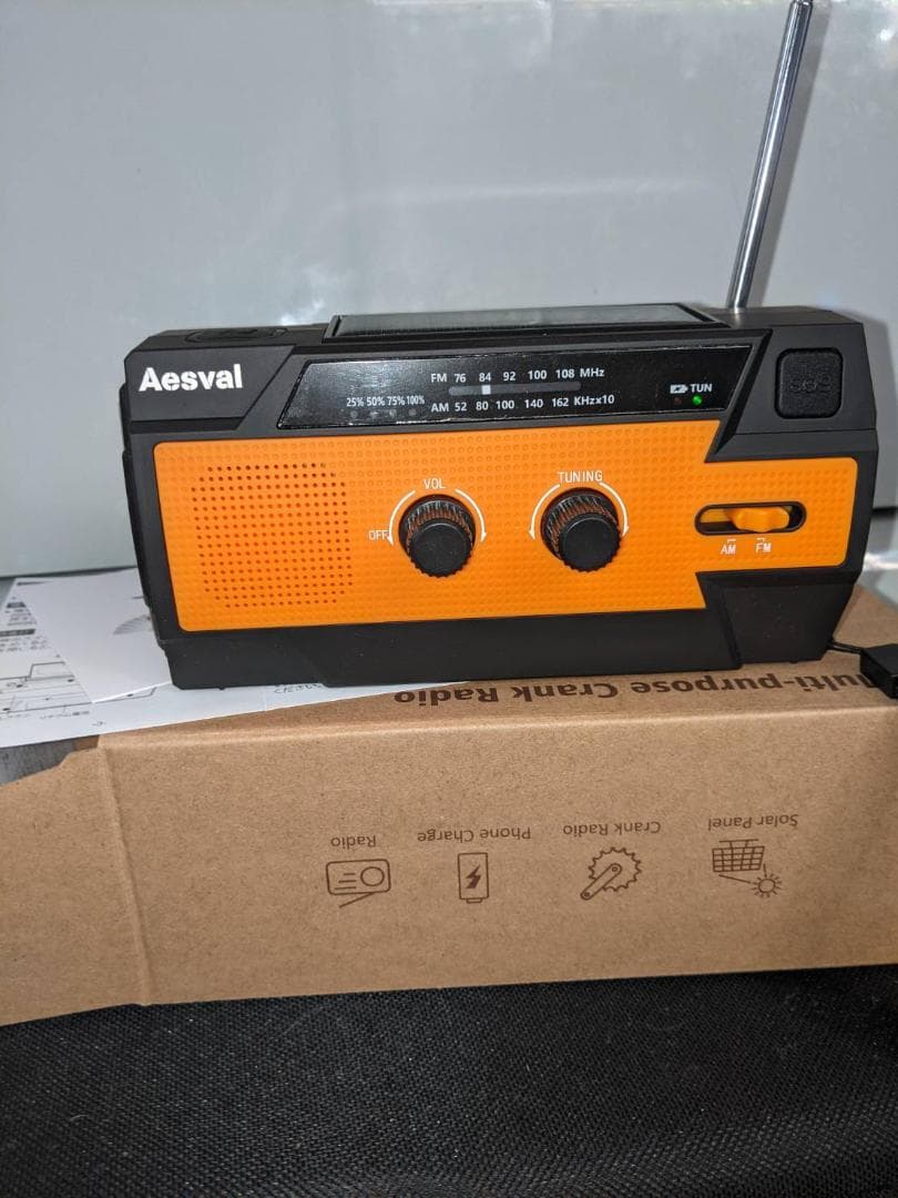 大容量4000mAhバッテリー搭載の手回しソーラー防災ラジオ