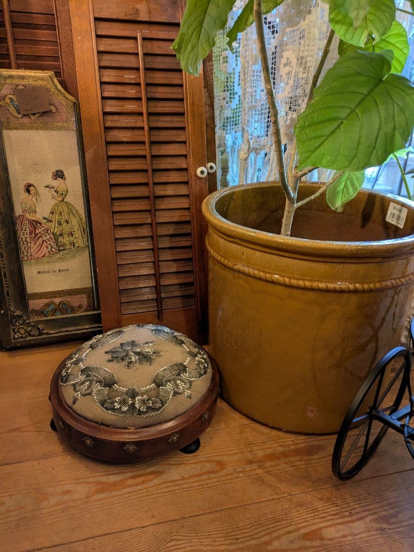 ビーズ刺繍フットレスト