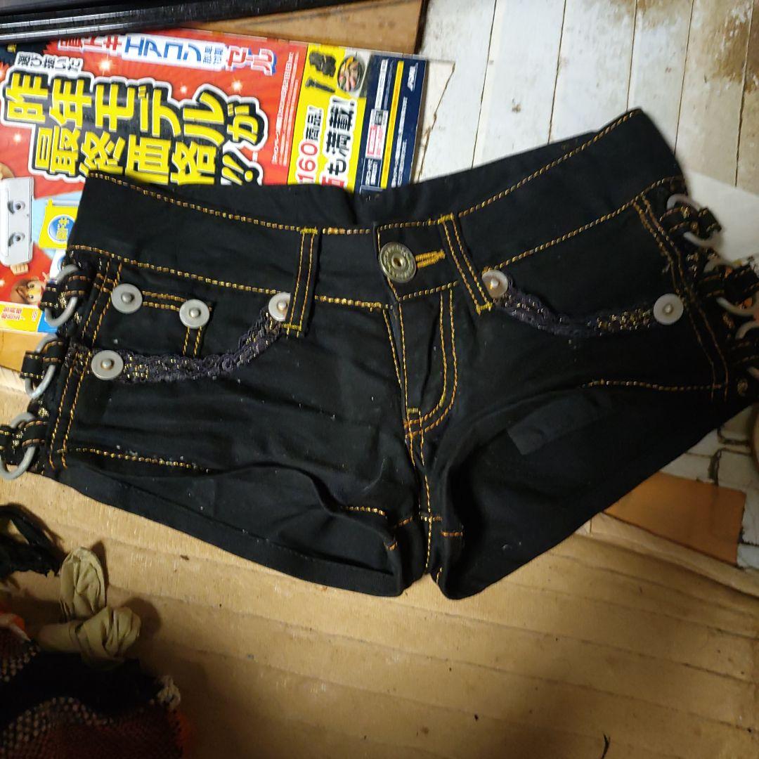 装飾付き黒ショートパンツ