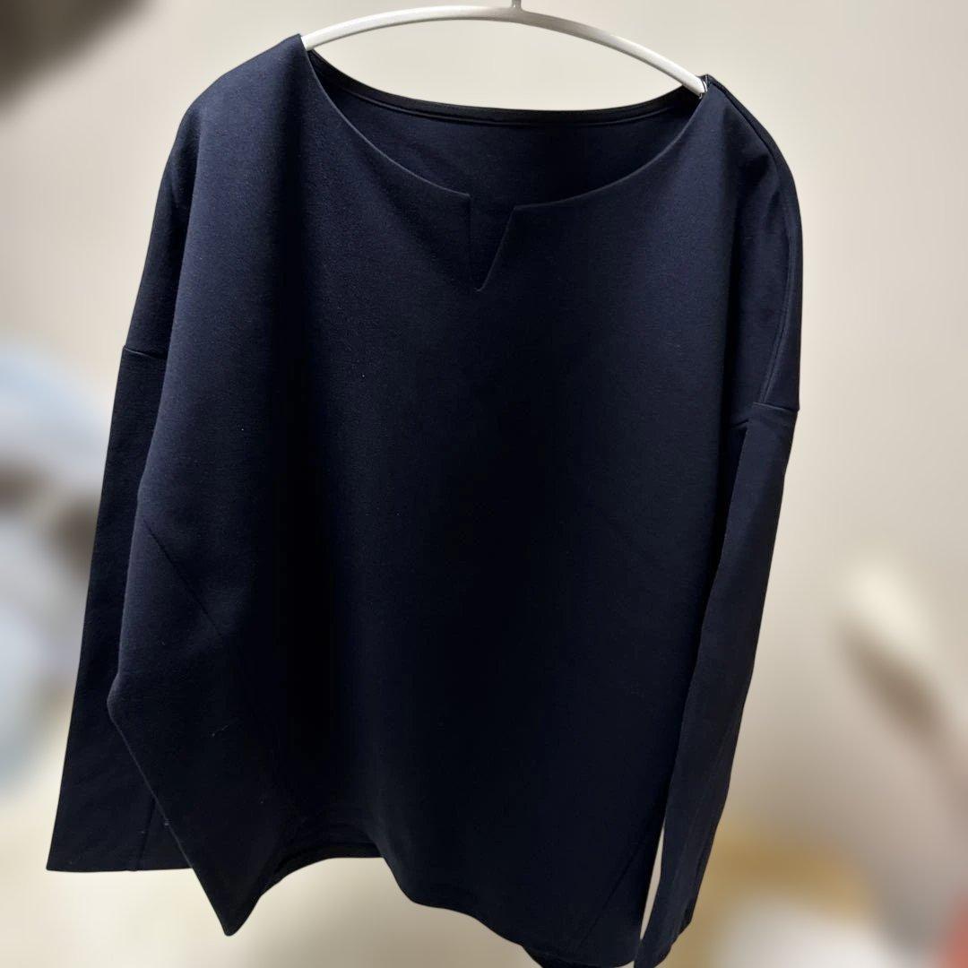 も*の様 新品SOEJU ソージュ ダブルジャージキーネックプルオーバー ネイビ