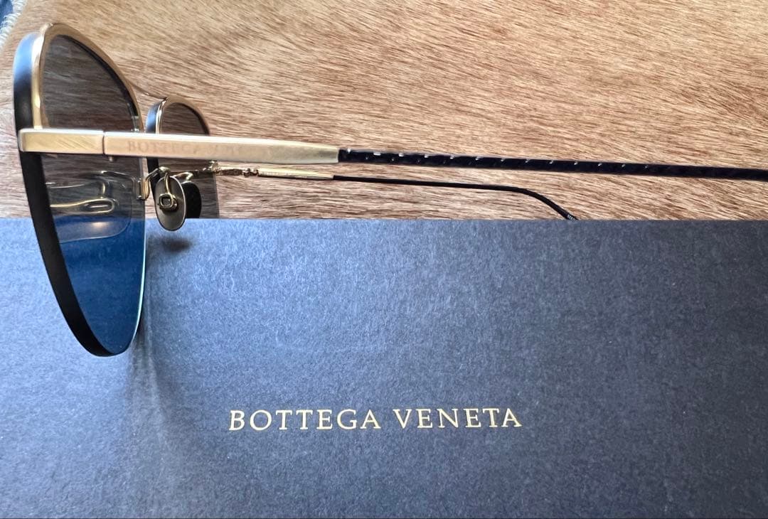 Bottega Veneta ブルーサングラス