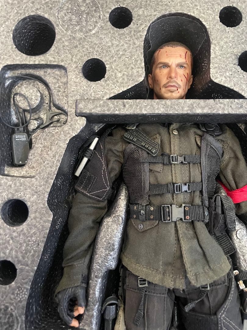 HOT TOYS ターミネーター4 ジョンコナー ファイナルバトルバージョン