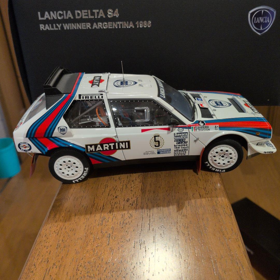オートアート1/18　LANCIA DELTA S4 MARTINI 1986
