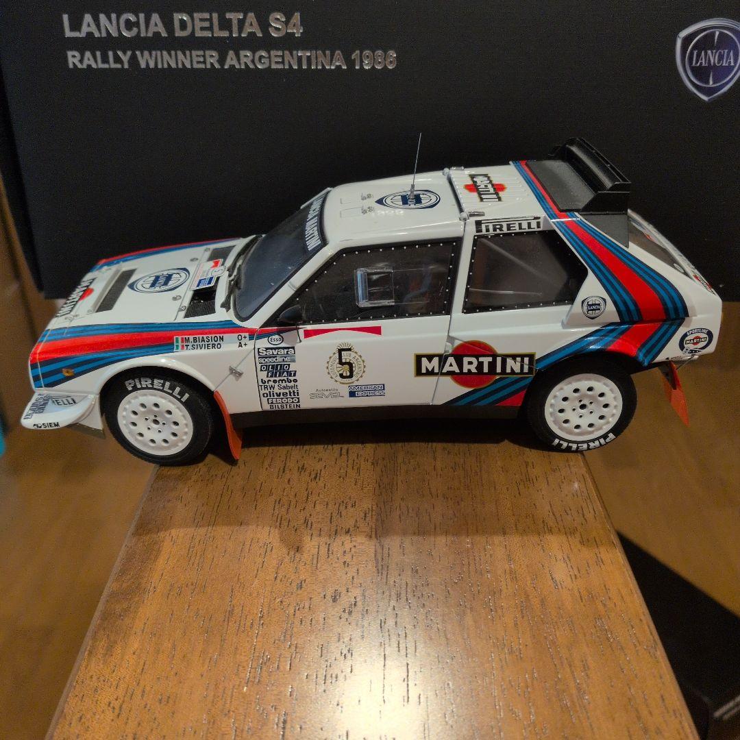 オートアート1/18　LANCIA DELTA S4 MARTINI 1986