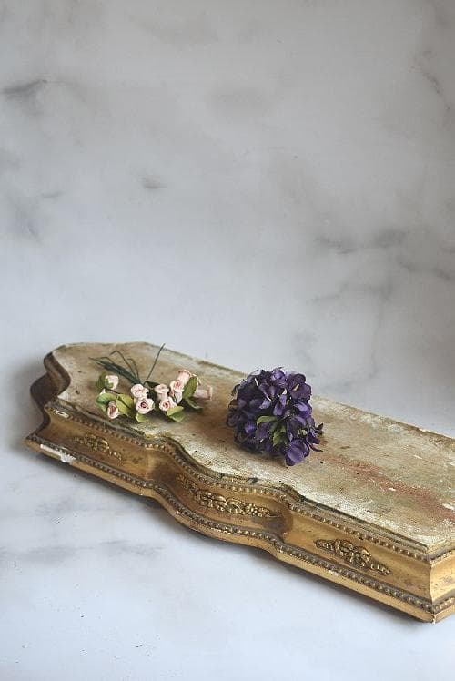 難有フランス19世紀　シャビーシックな金のリボンレリーフのグローブドマリエの台座