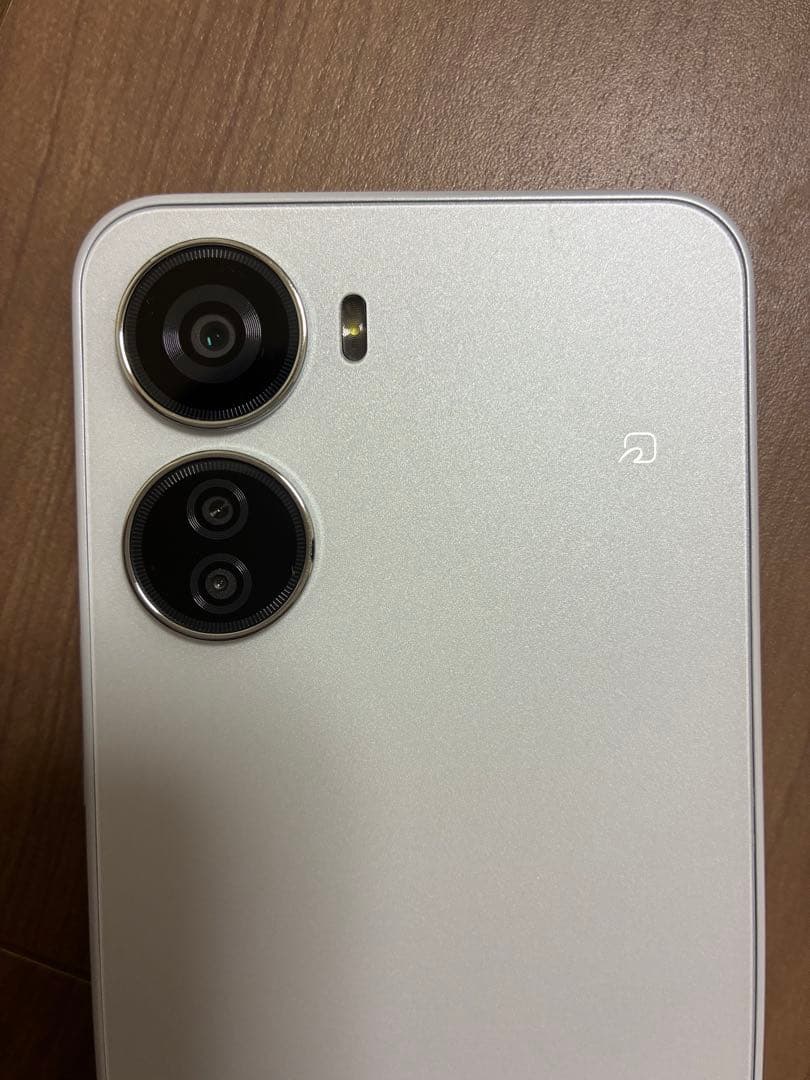 ホワイト スマートフォン libero