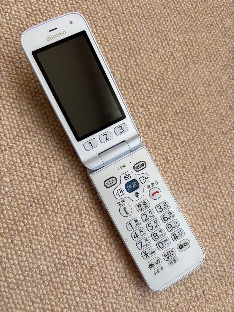 docomo 富士通 らくらくホンF-01M ホワイト