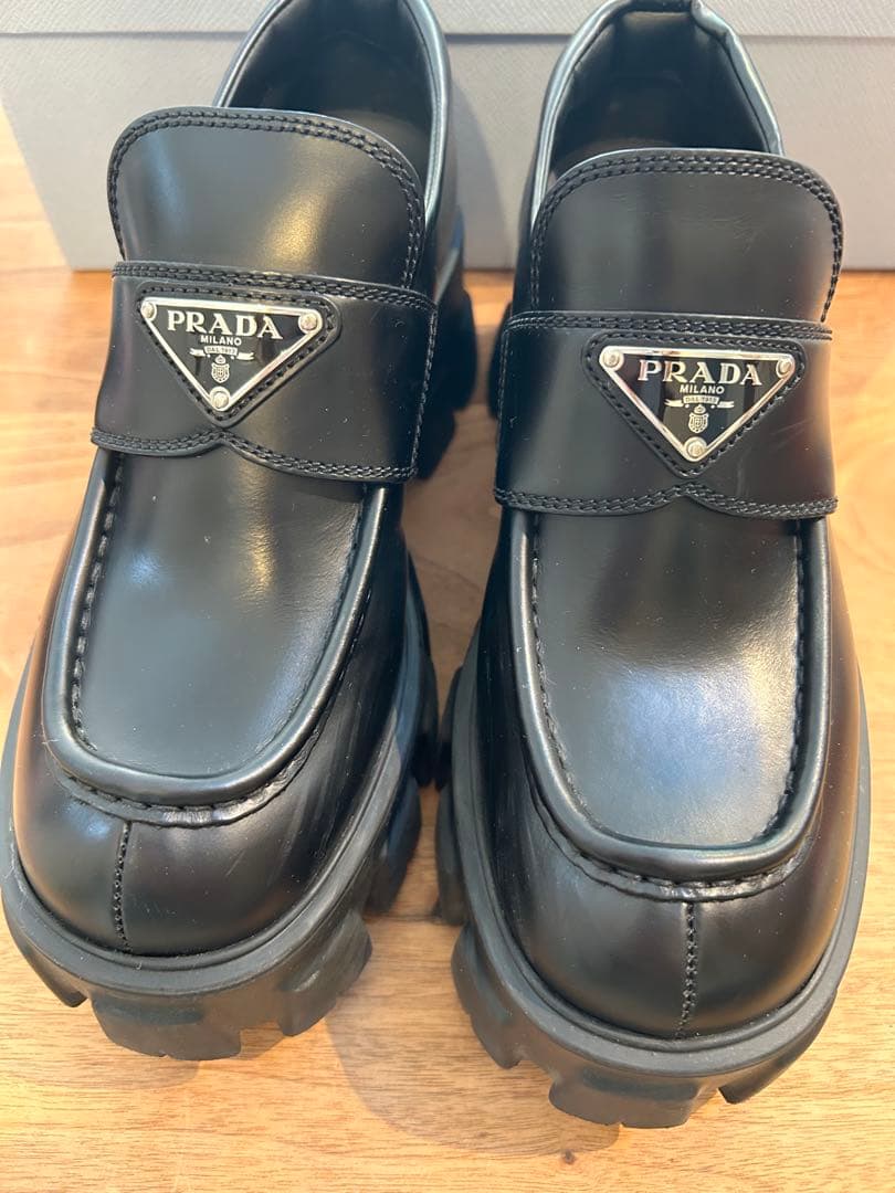 靴 PRADA Monolith brushed leather loafers