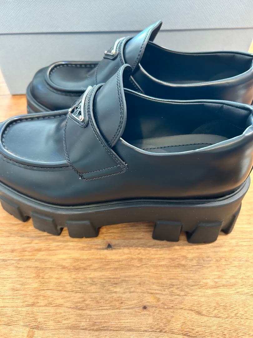 靴 PRADA Monolith brushed leather loafers