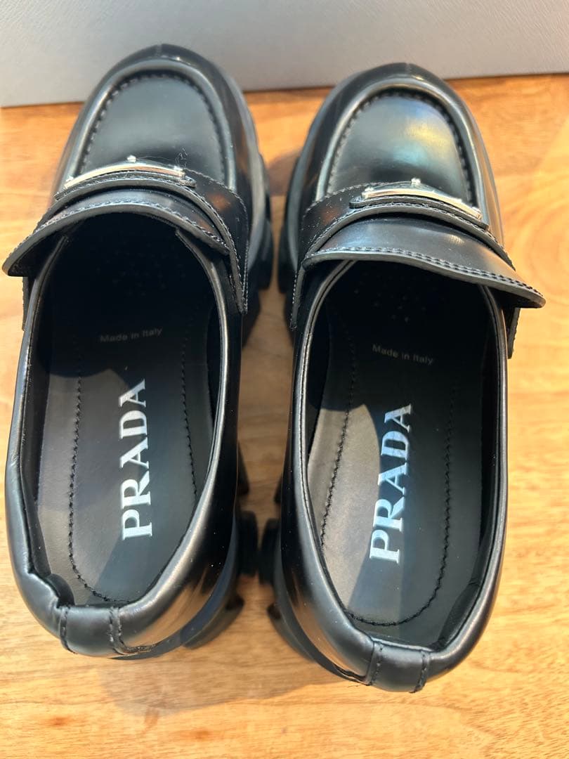 靴 PRADA Monolith brushed leather loafers