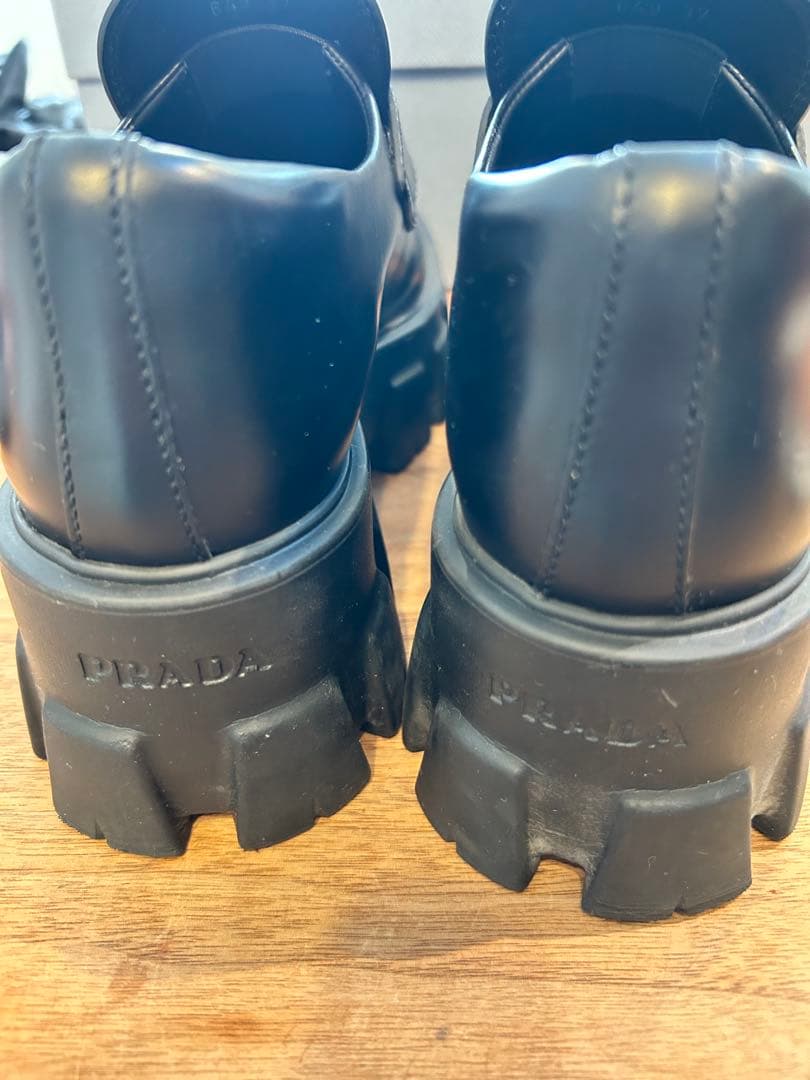靴 PRADA Monolith brushed leather loafers