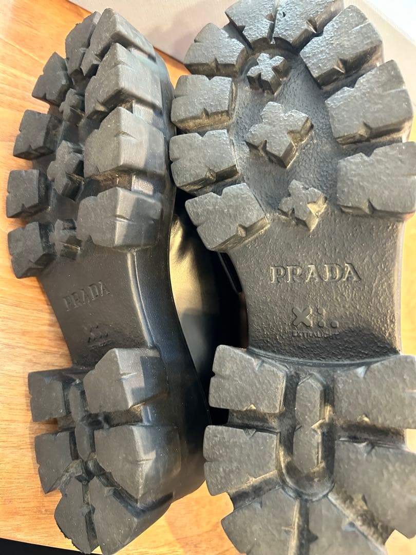 靴 PRADA Monolith brushed leather loafers