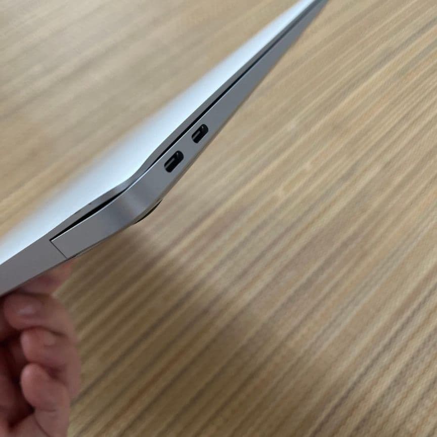 Apple M1チップ搭載13インチMacBook air シルバー 薄型