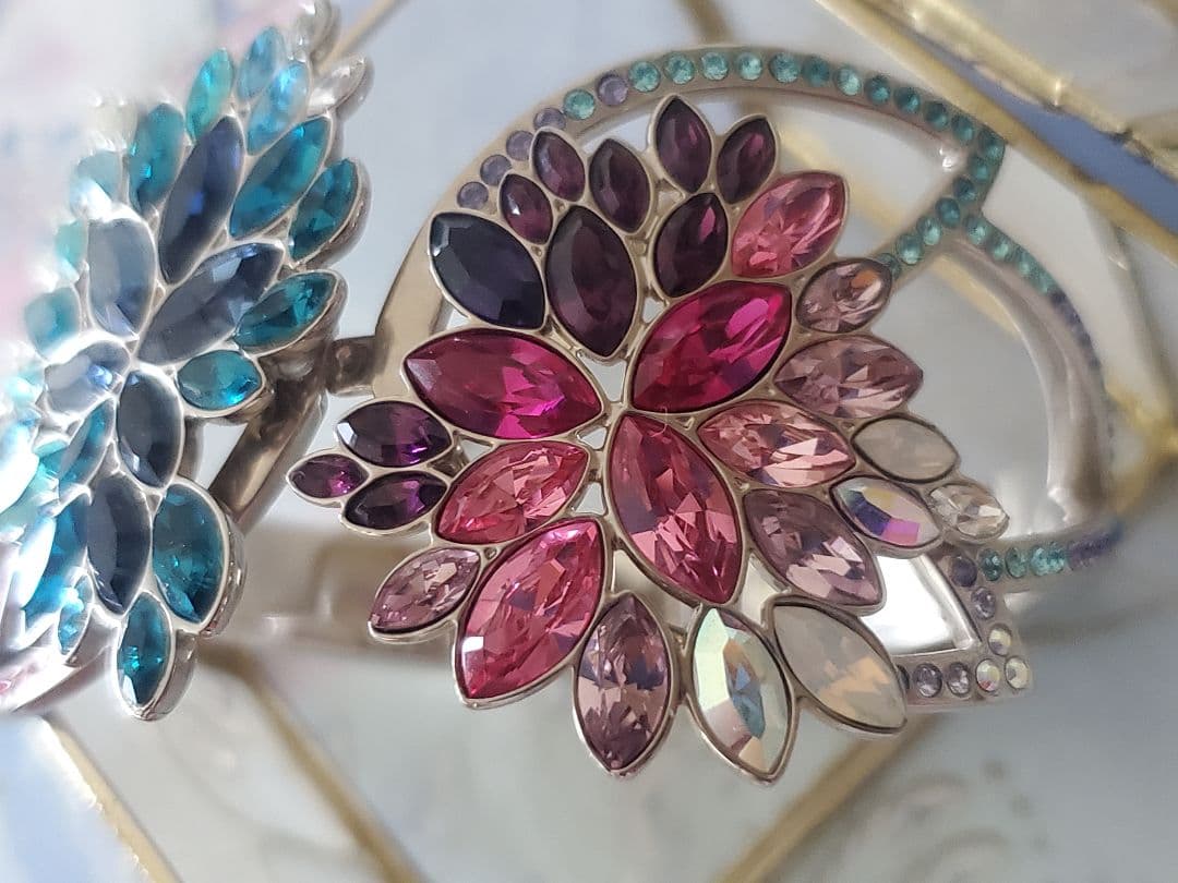 ◯スワロフスキー フラワーモチーフ カラーストーン バングル◯