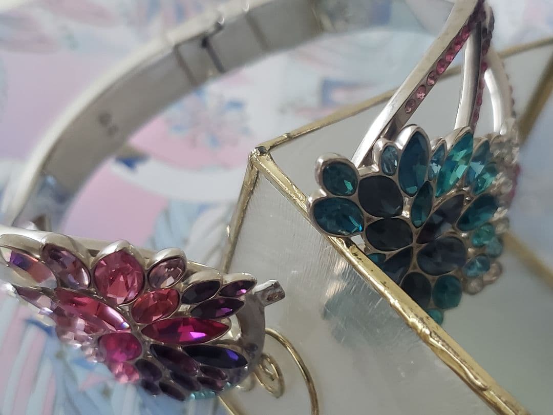 ◯スワロフスキー フラワーモチーフ カラーストーン バングル◯