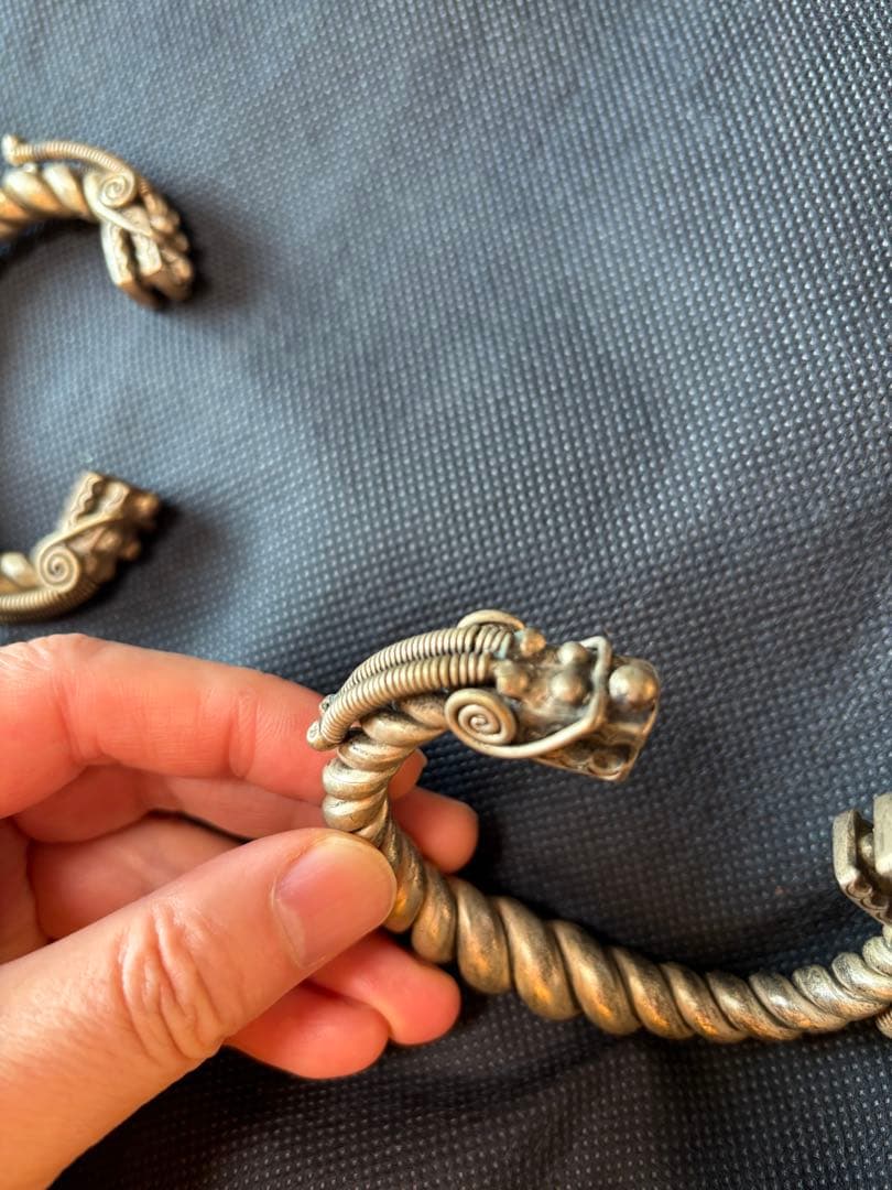 中国古美術品　銀の腕輪　バングル　龍文彫刻　234g