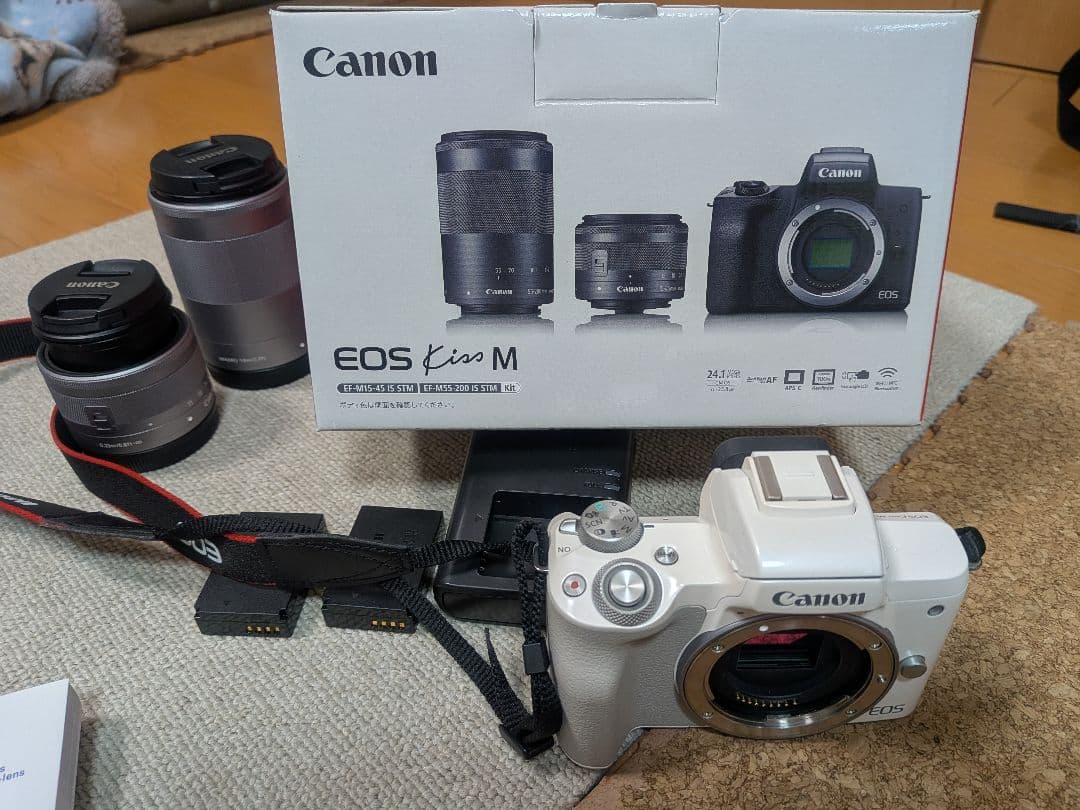 Canon EOS Kiss M 白色ズームキットレンズ2本付きバッテリー2個